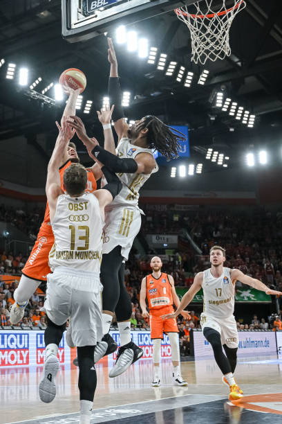 与对手擦肩 与对手擦肩